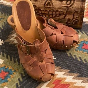 Chinese Laundry clogs